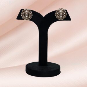 Jazzy jadau stud with moissanite kundan stone - Image 1